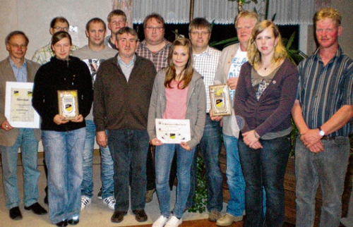 Der Vorstand sowie alle Ehrenträger (von links): neues Ehrenmitglied Wilhelm Brans, Martin Snöink, neuer Beisitzer Daniel Wölke, Pressewart Johannes Fehren,Kassenwart Frank Rüther, Vorsitzender Christoph Germing, Sportler des Jahres Karl-Heinz Manemann, Schriftführerin Astrid Stagge und Beisitzer Klaus Lücke. Vorne (von links): Fußballerin des Jahres Julia Burrichter, Anton Kluske, Mädchenfußballerin des Jahres Laura Jaske. Der Vorstand sowie alle Ehrenträger (von links): neues Ehrenmitglied Wilhelm Brans, Martin Snöink, neuer Beisitzer Daniel Wölke, Pressewart Johannes Fehren,Kassenwart Frank Rüther, Vorsitzender Christoph Germing, Sportler des Jahres Karl-Heinz Manemann, Schriftführerin Astrid Stagge und Beisitzer Klaus Lücke. Vorne (von links): Fußballerin des Jahres Julia Burrichter, Anton Kluske, Mädchenfußballerin des Jahres Laura Jaske.